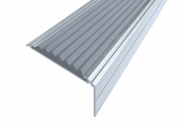 Самоклеющийся анодированный алюминиевый угол-порог Премиум 50 мм матовое серебро, цвет вставки серый 1 метр