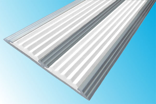 Алюминиевая окрашенная полоса с двумя вставками против скольжения 70 мм/5,5 мм "состаренное серебро", цвет вставки белый 3 метра