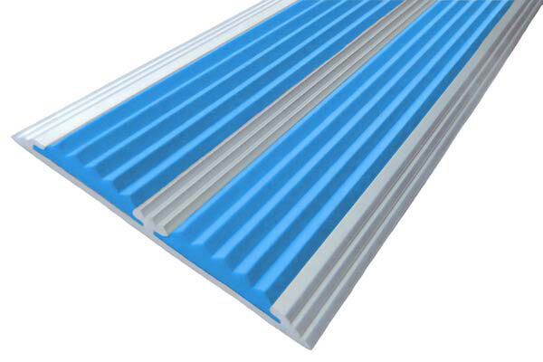 Алюминиевая окрашенная полоса с двумя вставками против скольжения 70 мм/5,5 мм "состаренное серебро", цвет вставки голубой 3 метра