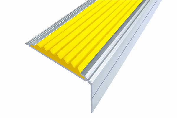 Самоклеющийся анодированный алюминиевый угол-порог Премиум 50 мм матовое серебро, цвет вставки желтый 1 метр