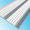 Алюминиевая окрашенная полоса с двумя вставками против скольжения 70 мм/5,5 мм глянцевый белый, цвет вставки синий 3 метра