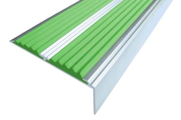Алюминиевый окрашенный угол-порог с двумя вставками против скольжения 70 мм/5,5 мм/22,5 мм "состаренное серебро", цвет вставки зеленый 1 метр