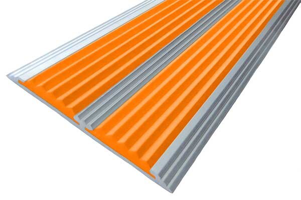 Алюминиевая окрашенная полоса с двумя вставками против скольжения 70 мм/5,5 мм матовое золото, цвет вставки оранжевый 3 метра