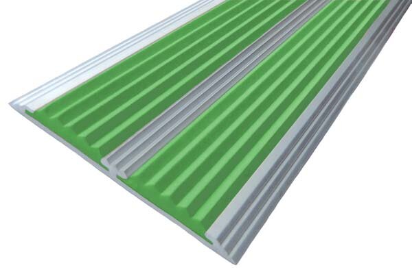 Алюминиевая окрашенная полоса с двумя вставками против скольжения 70 мм/5,5 мм "состаренная медь", цвет вставки зеленый 3 метра