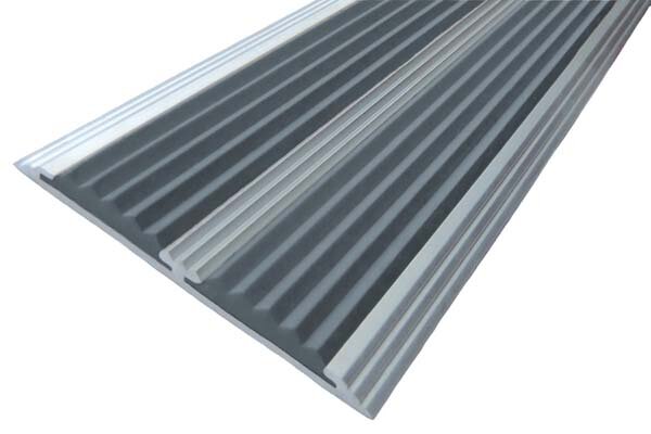 Алюминиевая окрашенная полоса с двумя вставками против скольжения 70 мм/5,5 мм "состаренная бронза", цвет вставки серый 2 метра