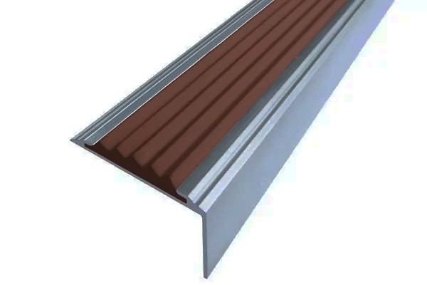 Противоскользящий угол-порог Стандарт 38 мм/20 мм темно-коричневый 1,5 метра