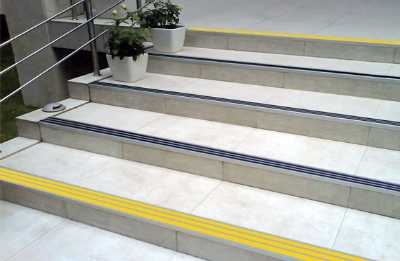 Противоскользящий самоклеющийся угол-порог с тремя вставками 98 мм зеленый 1,33 метра