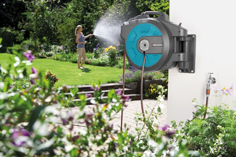 Катушка со шлангом настенная автоматическая Gardena 'Домашнее садоводство', 30 м