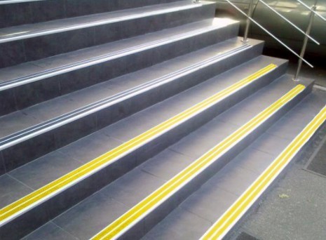 Противоскользящий угол-порог с двумя вставками 80 мм/6,8 мм ярко-зеленый 2,7 м