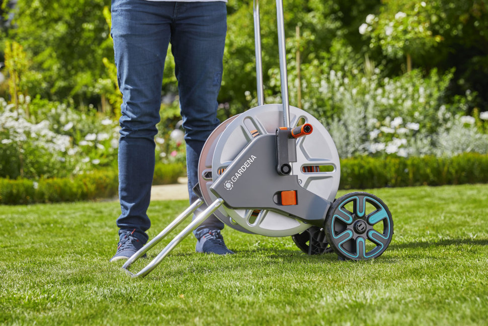 Тележка для шлангов металлическая Gardena AquaRoll M с комплектом для полива