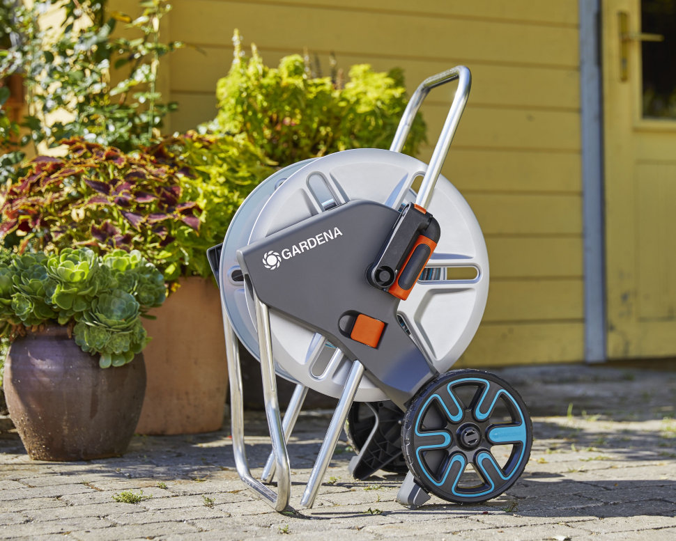 Тележка для шлангов металлическая Gardena AquaRoll M с комплектом для полива