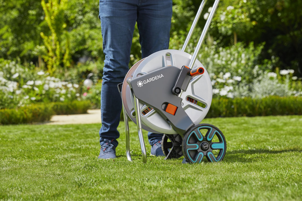 Тележка для шлангов металлическая Gardena AquaRoll M с комплектом для полива