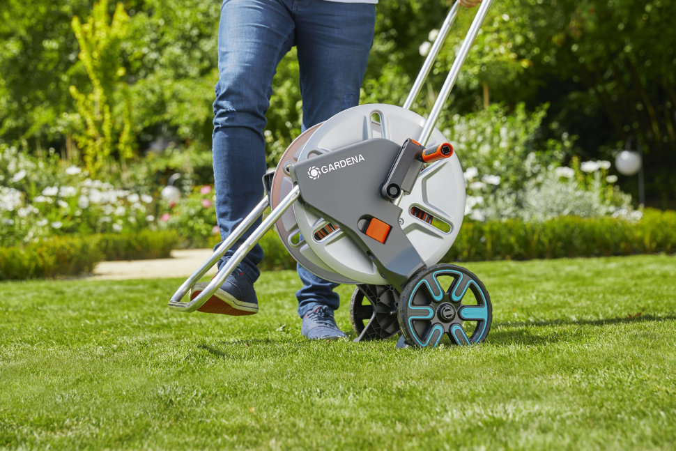 Тележка для шлангов металлическая Gardena AquaRoll M с комплектом для полива