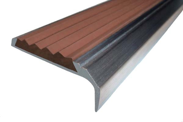 Противоскользящий накладной угол-порог 42 мм/23 мм 1 метр покрытие золото, цвет вставки коричневый