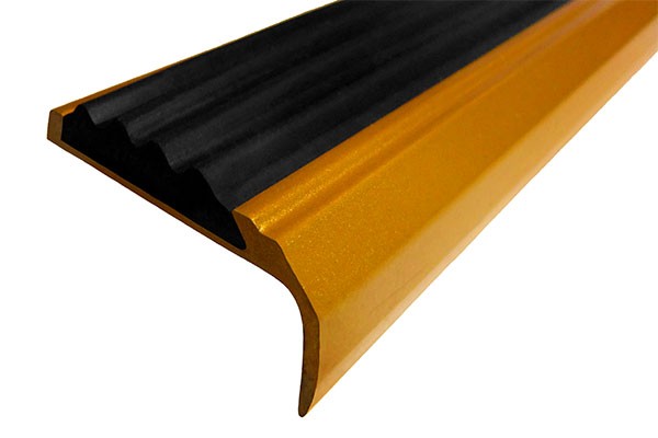Противоскользящий накладной угол-порог 42 мм/23 мм 1 метр покрытие золото, цвет вставки коричневый
