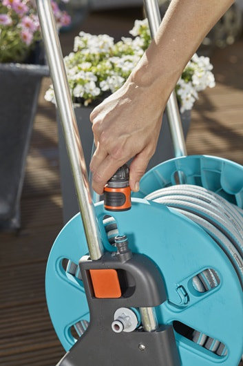 Тележка Gardena AquaRoll S со шлангом Classic, 20м и комплектом для полива