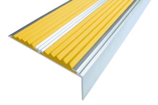 Алюминиевый окрашенный угол-порог с двумя вставками против скольжения 70 мм/5,5 мм/22,5 мм глянцевый белый, цвет вставки желтый 1.5 метра