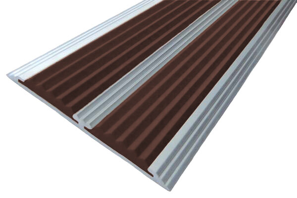 Алюминиевая окрашенная полоса с двумя вставками против скольжения 70 мм/5,5 мм "состаренная бронза", цвет вставки темно-коричневый 3 метра