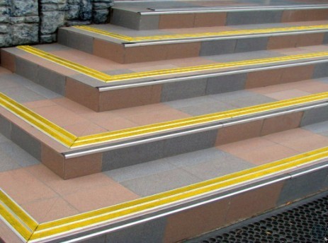 Противоскользящая полоса-порог с двумя вставками 80 мм/6,8 мм коричневая 1,35 м