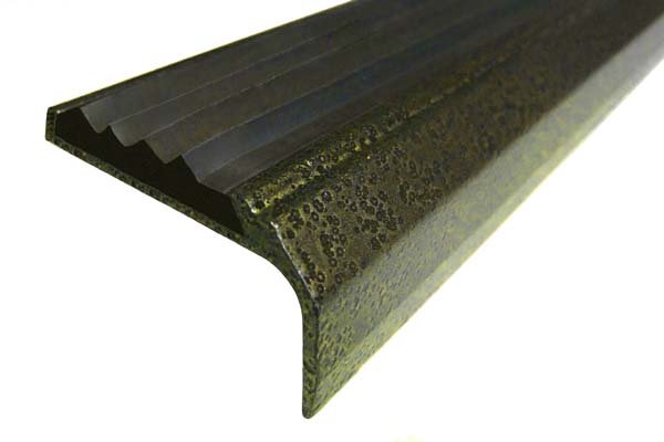 Противоскользящий накладной угол-порог 42 мм/23 мм 1 метр покрытие "состаренная бронза", цвет вставки черный
