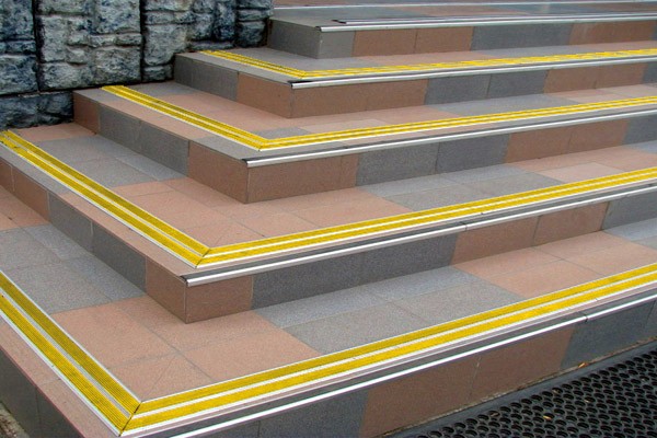 Анодированная полоса с двумя вставками против скольжения 70 мм/5,5 мм 1,5 метра матовая черная, цвет вставки черный