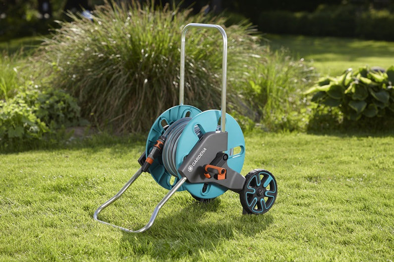 Тележка Gardena AquaRoll M со шлангом Classic, 20 м и комплектом для полива